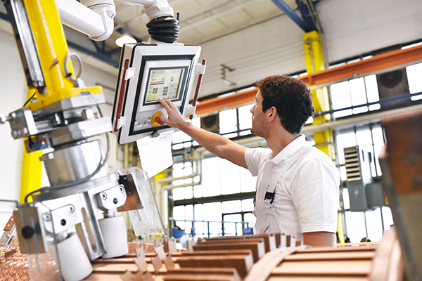 Logistics in the Manufacturing Industry: The Shift from Efficiency to Customer Experience